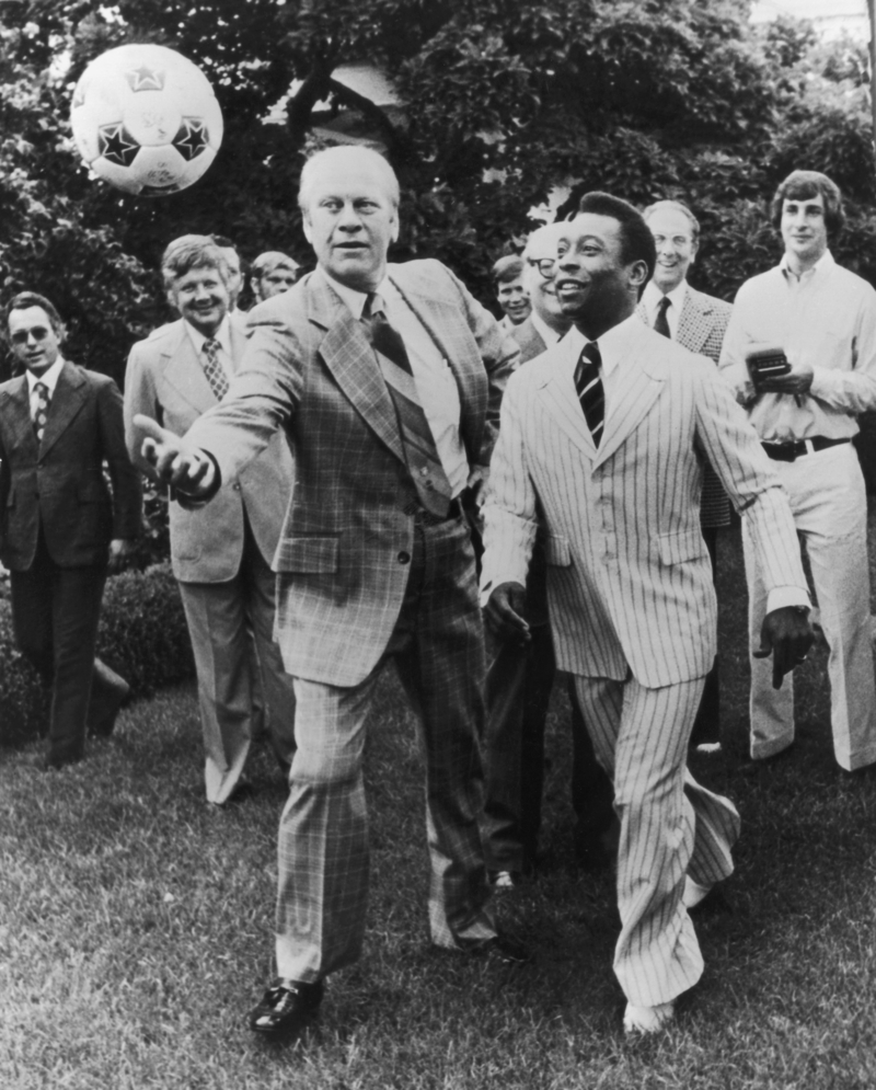 1975年，比利在華盛頓白宮與美國第38任總統福特（Gerald Ford）互動爭球。（攝影／Keystone／CNP／Getty Images）