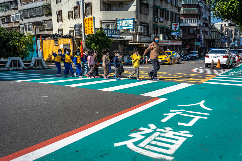 新竹市東山街附近有很多各級學校，圖中學童走的標線型人行道與行穿線，就是莊哲維之前在新竹任職時規劃推動的。（攝影／陳曉威）
