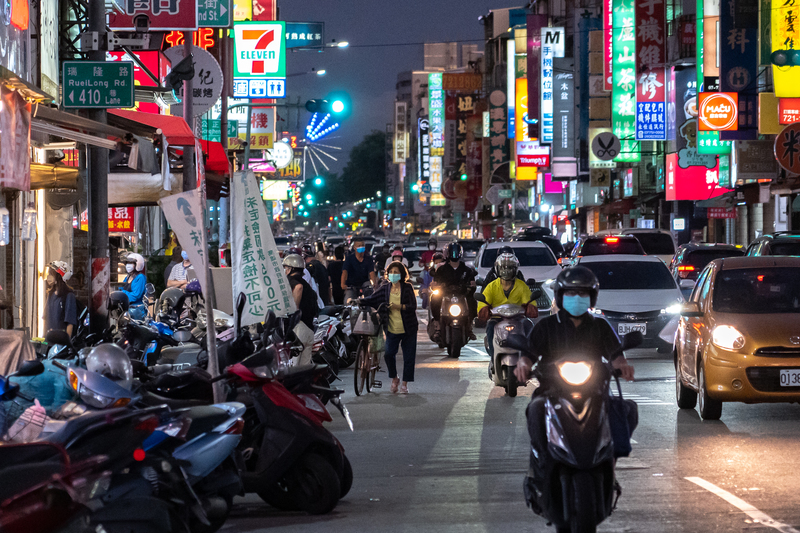 莊哲維認為，要做好家鄉屏東的路，必須先改好高雄的路。沒有人行道的高雄市瑞隆路，下班尖峰時間行人與車流並行，就是他最想先改的路之一。（攝影／陳曉威）