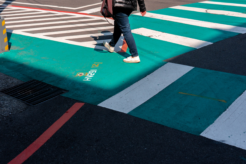道路幾何（標誌、標線、道路線形）是最最基本的交通設施，但台灣幾十年來卻都不重視。圖為新竹市東山街的標線型人行道、轉彎槽化線與行人穿越道。（攝影／陳曉威）