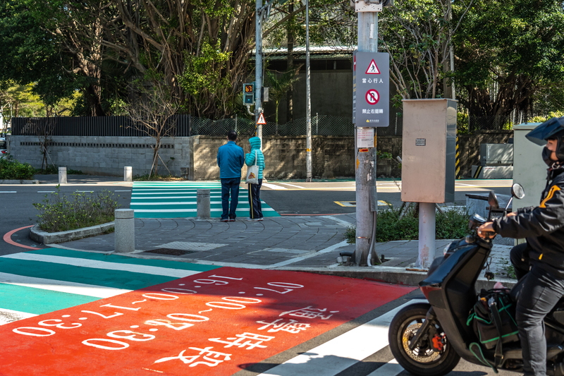 新竹市東山街口與培英街口的行人穿越道在改善後，成為兩段式穿越道，有效縮短行人穿越馬路的長度。（攝影／陳曉威）
