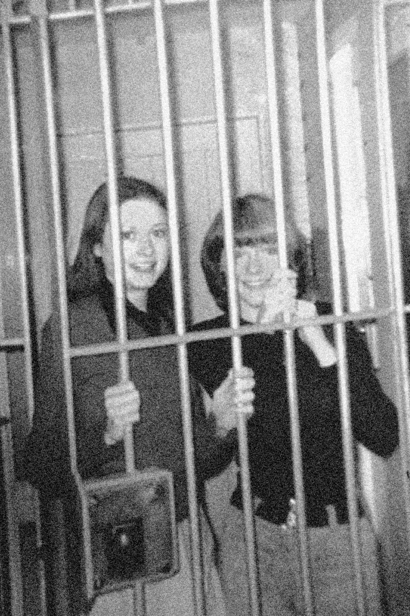 桃樂絲．普萊斯（右）與妹妹瑪麗安（Marian Price，左）攝於獄中。（圖片出處／Belfast Exposed Archive；黑體文化授權）