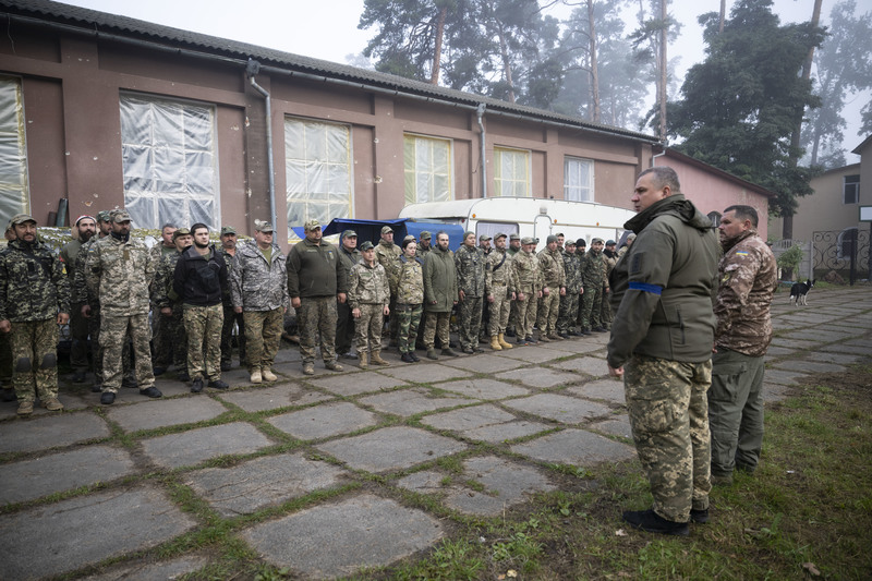 國土防衛隊基輔軍團布查分隊的成員進行每天的例行晨會。（攝影／楊子磊）