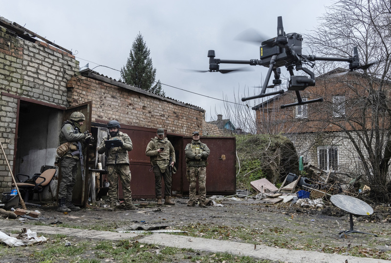 烏克蘭的軍隊和人民，很快摸索出應用科技協助軍事行動。圖為2022年11月23日，巴赫木特（Bakhmut）的烏克蘭情報單位，正使用無人機偵查並發送俄羅斯軍隊的位置坐標。（攝影／Getty Images／Laurent Van der Stockt for Le Monde）