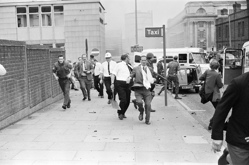 1972年7月21日，臨時派愛爾蘭共和軍在貝爾法斯特發動炸彈攻擊，在80分鐘內引爆22枚炸彈，造成9人死亡（包含2名英國士兵）、130人受傷，該事件被稱為「血腥星期五」。（攝影／Mirrorpix via Getty Images／Daily Mirror）
