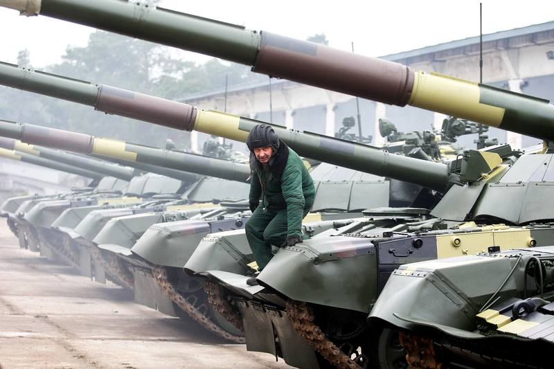 曾經，烏克蘭軍隊被大量刪減預算，而從伙食、設備到武器採購，貪腐無所不在。圖為2020年3月4日， 基輔裝甲坦克工廠的一名員工，與升級後的T-72坦克。（攝影／Future Publishing via Getty Images／Ukrinform／Yevhen Kotenko）