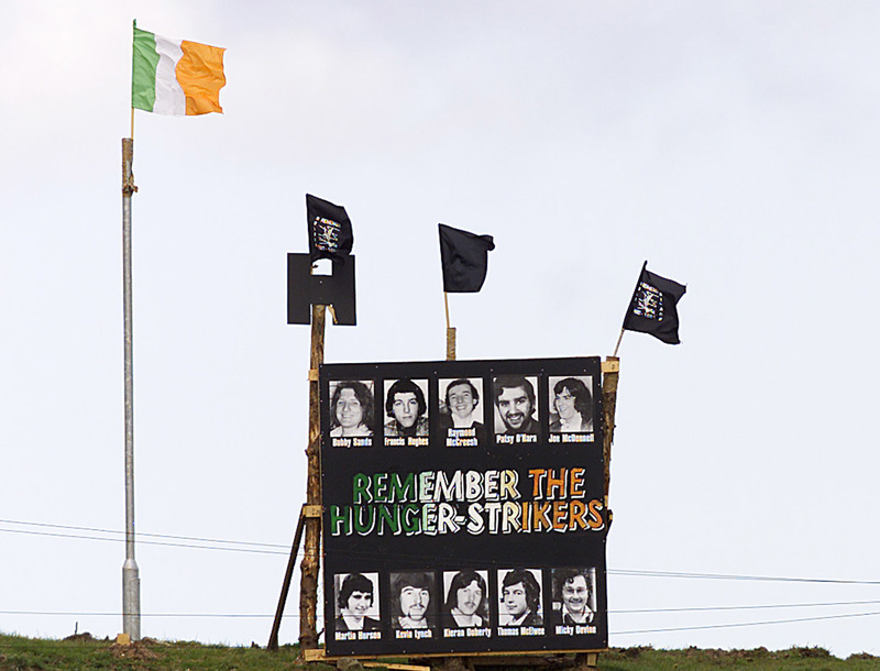 2001年5月3日，貝爾法斯特一處山丘上架設起大型看板，紀念20年前在獄中絕食抗議而犧牲的10位抗爭者。（攝影／Reuters／Paul McErlane／達志影像）