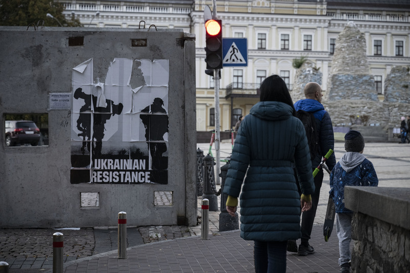 在基輔街頭，經常可見到呼籲國人團結抗敵的海報。（攝影／楊子磊）