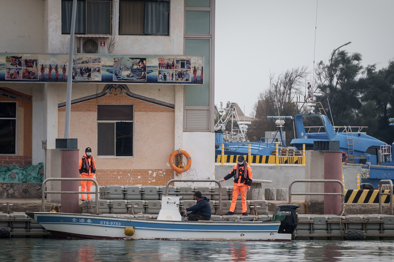金門新湖漁港的海巡人員針對進港漁船進行檢查。（攝影／黃世澤）