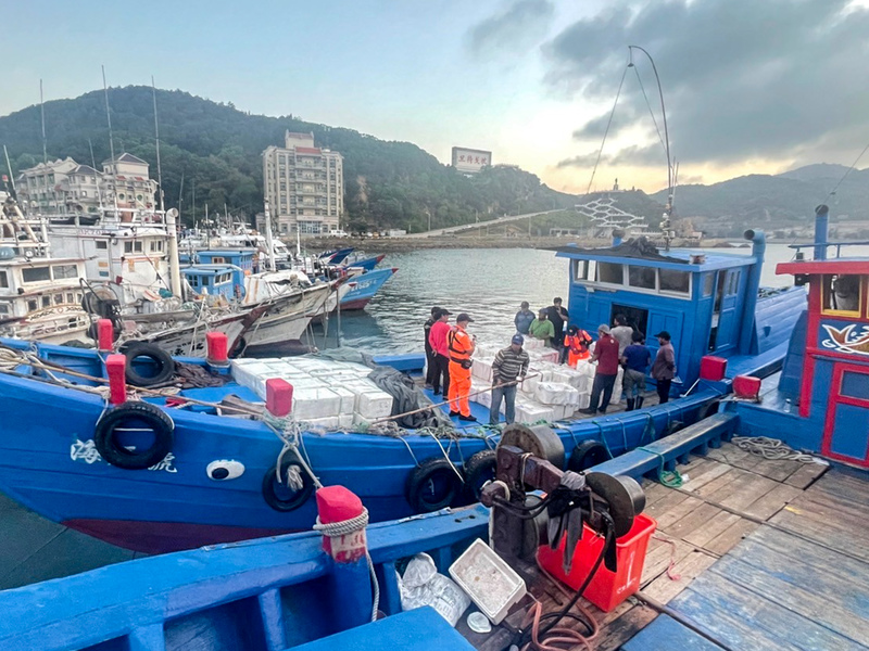 馬祖的海巡人員登上漁船承豐號檢查貨箱。（圖片提供／洪申翰立委辦公室）