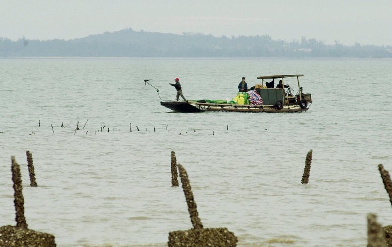 2000年時，一艘小型中國漁船在金門近岸拋錨，等待購買魚類和農產品的台灣買家。（攝影／AP／Wally Santana／達志影像）