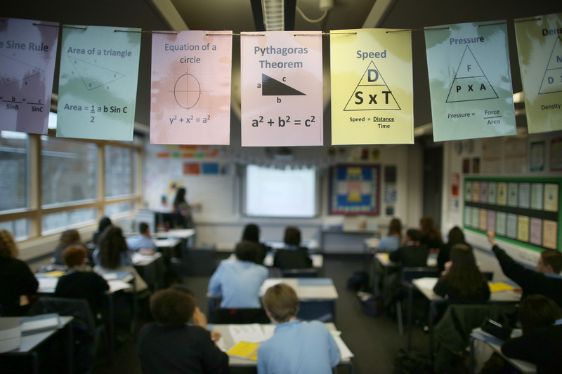 2014年12月1日，在英國倫敦的一所中學教室裡，懸掛著各種數學理論的說明卡片。（攝影／Getty Images／Peter Macdiarmid）
