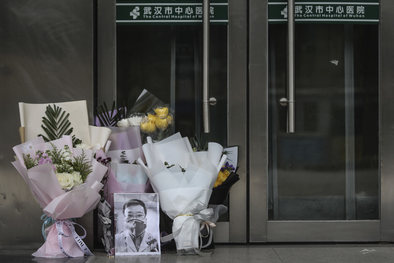 2020年2月7日，市民自發前往武漢市中心醫院的門口獻上鮮花，悼念前一夜死於新冠肺炎的吹哨者李文亮醫師。（攝影／Getty Images）