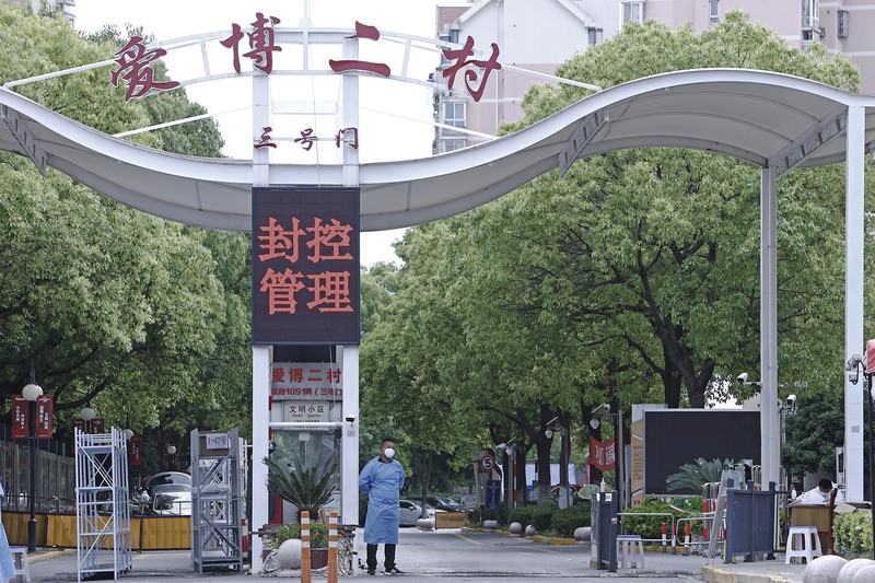 2022年4到6月，上海經歷長達兩個多月的封城，大量居民社區被封閉和禁足。圖為5月9日，防疫人員在社區大門外安排食品供應。（攝影／China News Service via Getty Images／Yin Liqin）