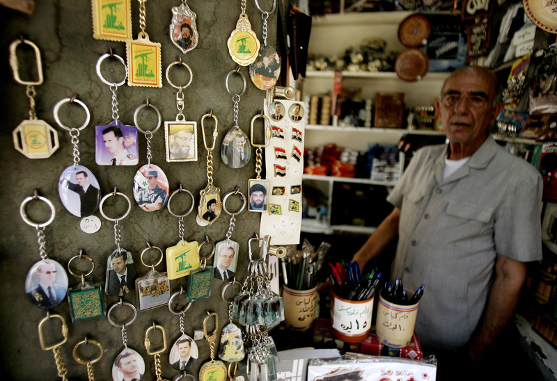 2008年8月5日，在大馬士革市區的一間紀念品店，販售以真主黨領袖納斯魯拉（Hassan Nasrallah）、敘利亞總統巴夏爾·阿塞德（Bashar al-Assad）頭像，以及真主黨旗幟等圖案裝飾的鑰匙圈。（攝影／AFP／Joseph Eid）