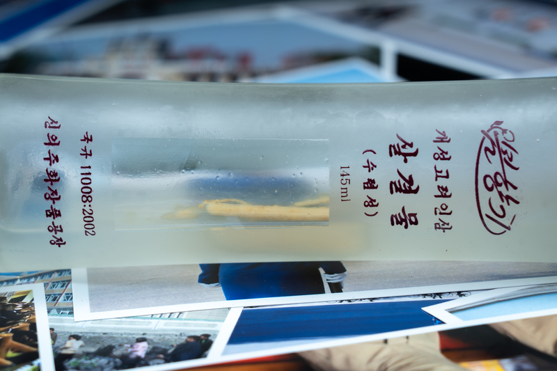 玻璃瓶裡漂浮的小人蔘，可說是春香牌化妝水的「註冊商標」。（攝影／陳曉威）