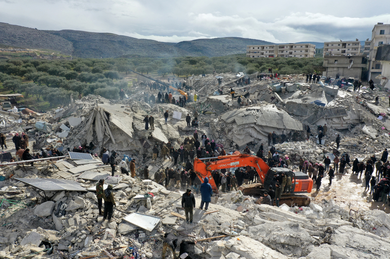 敘利亞西北方伊德利布省（Idlib）與土耳其邊界受地震倒塌的建築群。（攝影／AFP／Omar HAJ KADOUR）