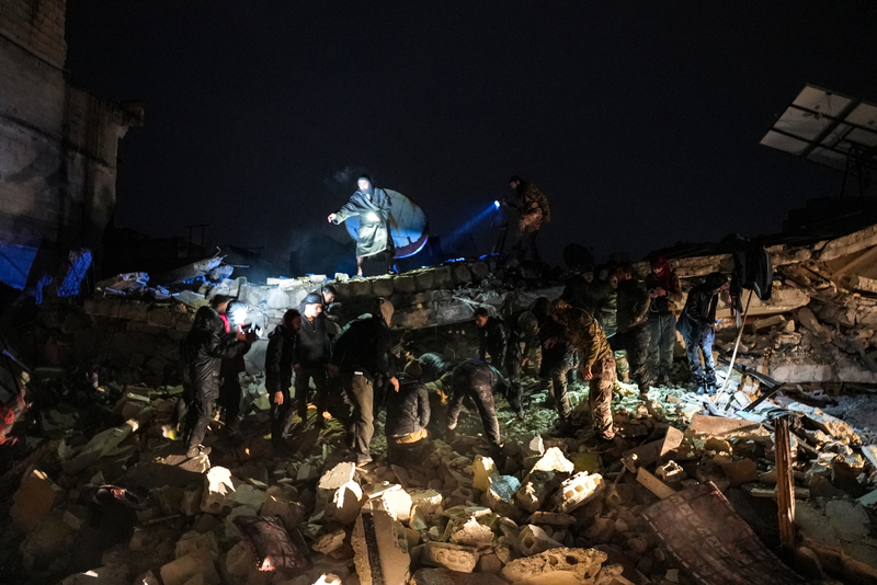 敘利亞西北部阿勒坡省詹達里斯（Jandaris）的當地民眾與搜救人員於夜間持續進行救援工作。（攝影／AFP／Rami al SAYED）