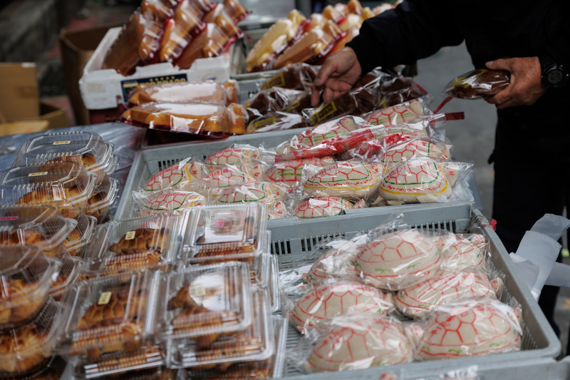 市場內販售各種造型的肪片龜、蛋糕烏龜。（攝影／鄭宇辰）
