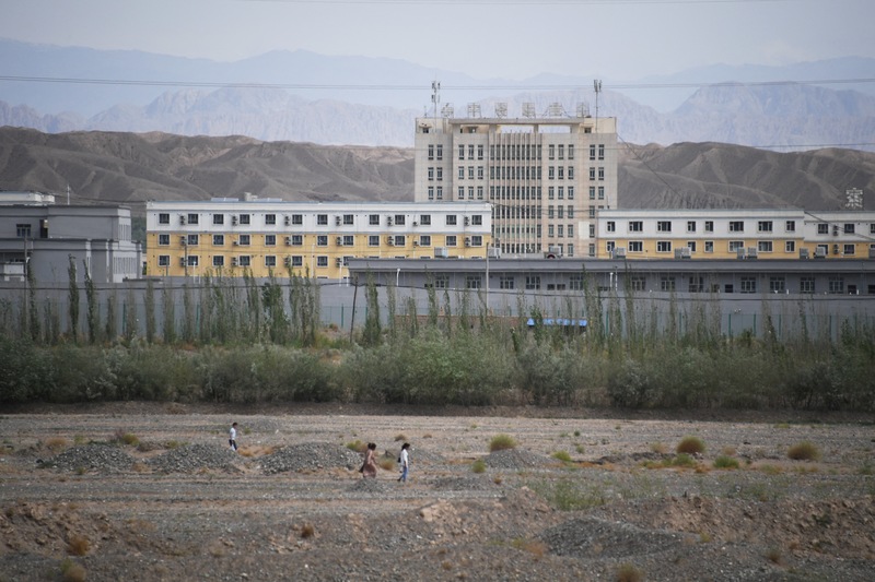 2019年6月2日，新疆阿圖什市一座被外界認為是再教育營之一的「職業技術教育訓練中心」外觀。（攝影／AFP／Greg Baker）