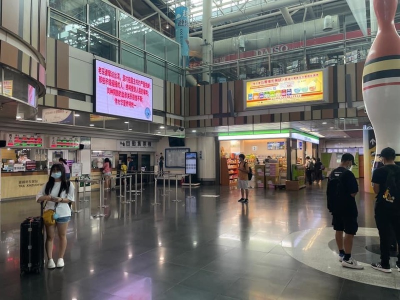 8月3日，台鐵車站內的電子看板遭駭。（圖片取自王浩宇臉書）