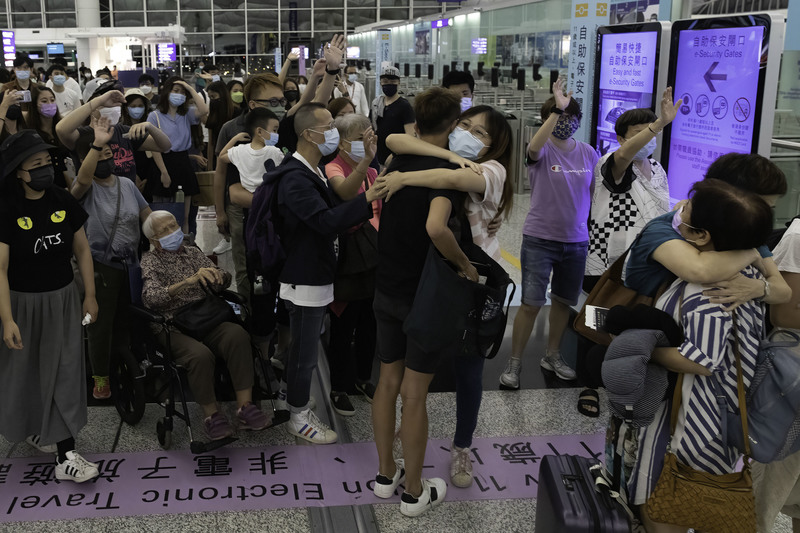 2021年7月，香港機場送別親友的人潮。（攝影／SOPA Images／LightRocket via Getty Images／Alex Chan Tsz Yuk）