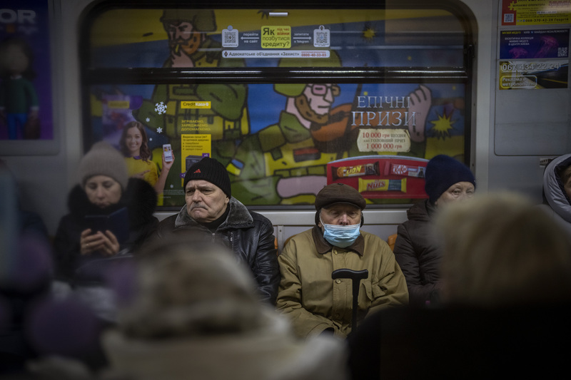 2023年2月20日，在烏克蘭基輔，當防空警報響起時，市民前往地鐵站裡避難。（攝影／AP Photo／Emilio Morenatti／達志影像）
