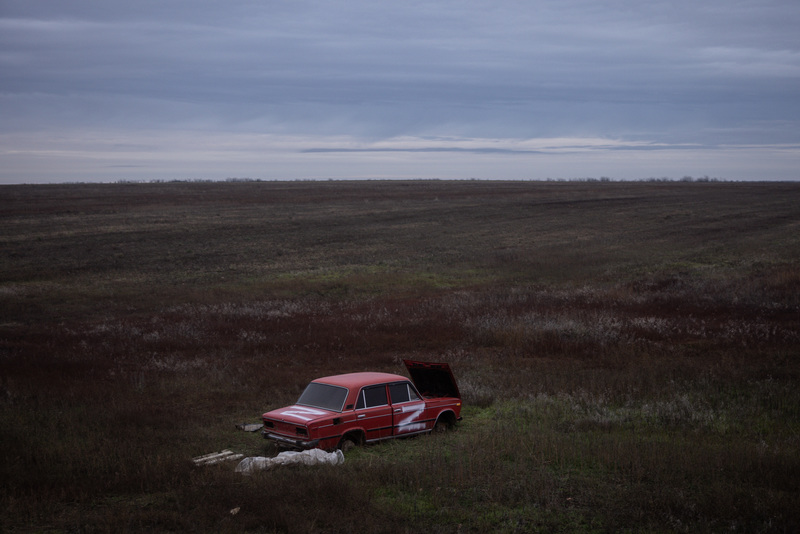 2022年11月23日，一輛塗有俄羅斯軍隊「Z」字標記的汽車在烏克蘭赫爾松的田野中被毀。（攝影／Getty Images／Chris McGrath）