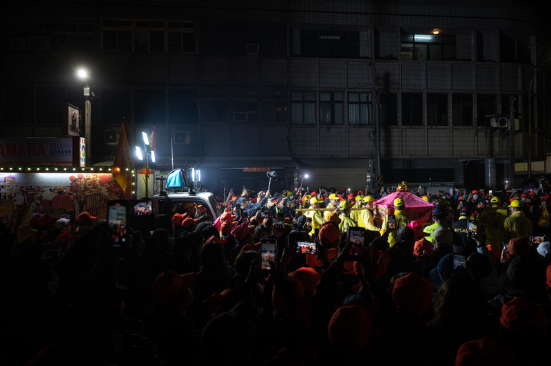 「粉紅超跑」的日與夜：迢迢進香路上的馳走與駐足