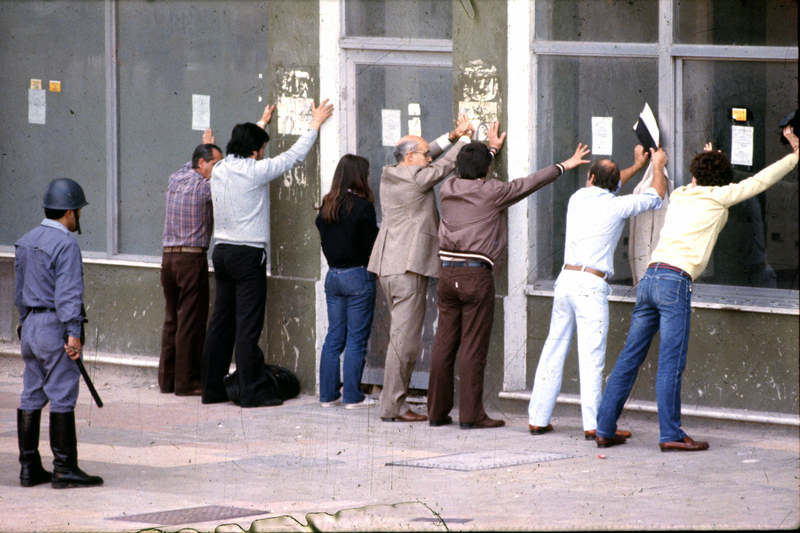 在被稱為「骯髒戰爭」的政治迫害期間，一群反政府遊行的示威者被警方當街拘留。在阿根廷1976年軍事政變後的7年間，統計約有3萬人被軍方處決或失蹤。（攝影／Corbis via Getty Images／Horacio Villalobos）