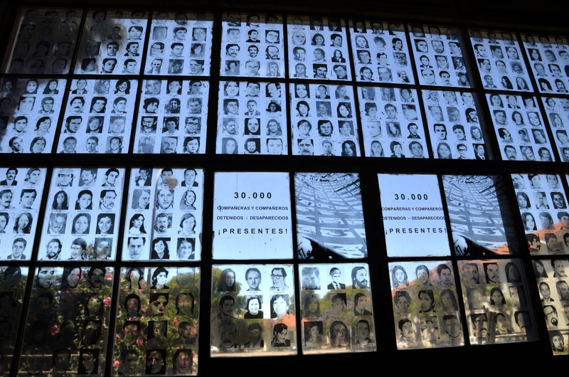 在阿根廷1976年至1983年軍事獨裁期間，作為祕密關押與虐待政治犯的「海軍電機學校」（ESMA），如今改為人權紀念館，在主樓的窗戶上貼著3萬名受害者的照片。（攝影／Mondadori Portfolio via Getty Images／Claudia Beretta）