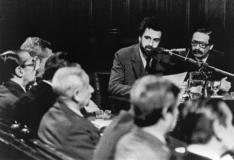1985年9月13日，在布宜諾斯艾利斯進行的「軍政府大審」，檢察官史崔瑟拉（右1）與副檢察官莫雷諾─歐康波（Luis Moreno Ocampo，右2）對前軍方將領提出違反人權的控訴。（攝影／AFP PHOTO POOL）