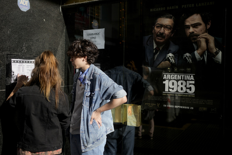 2022年10月17日，在阿根廷布宜諾斯艾利斯街頭，民眾在電影院外查詢電影《阿根廷1985》的放映時間。（攝影／AFP／Natacha Pisarenko）