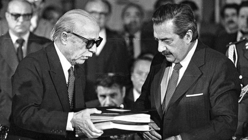 1984年9月20日，主持「阿根廷全國失蹤人口調查委員會」（CONADEP）的作家埃內斯托．薩巴托（Ernesto Sábato）向總統阿方辛提交了名為《永不再犯》（Nunca Más）的失蹤者報告。（圖片來源／Wikipedia；攝影／Daniel Merle）