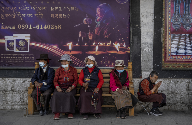 2021年6月1日，居民們在西藏自治區首府拉薩的大昭寺附近休息。(攝影／Getty Images／Kevin Frayer)