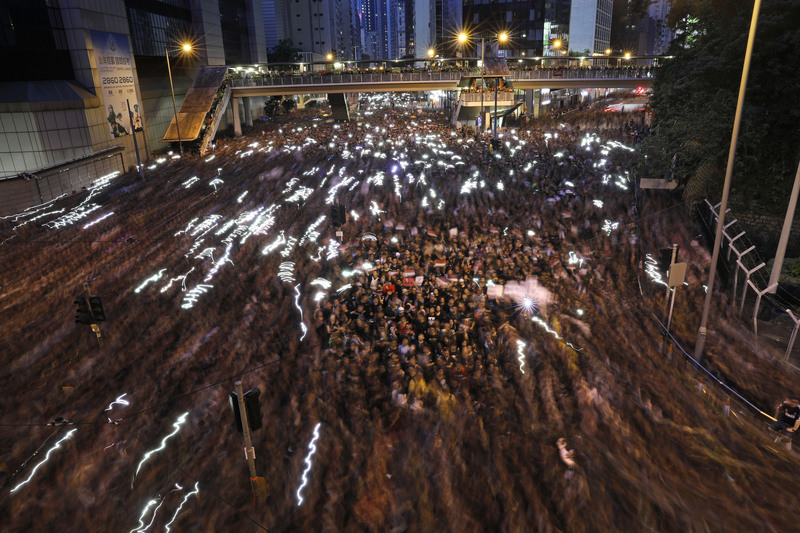 2019年香港爆發長達半年之久的反送中運動，大量市民走上街頭，以不同方式抗議對香港政府和北京當局的不滿，面對政府和警方的強硬手法，民意不斷升溫，反中情緒愈發濃烈，說普通話人士在香港的處境也愈發尷尬。（攝影／REUTERS/Thomas Peter）