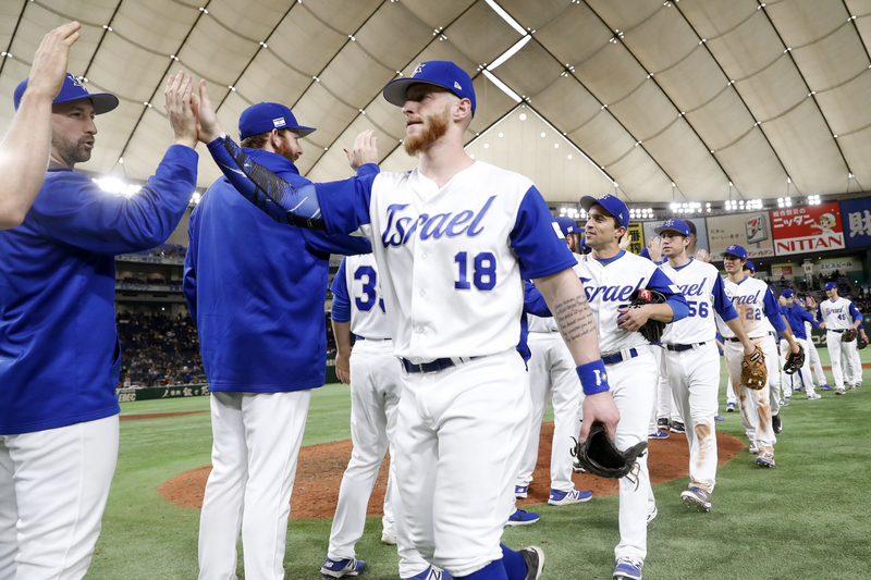 2017年3月12日，在東京巨蛋舉行的第四屆世界棒球經典賽E組第一場比賽，以色列擊敗古巴隊，賽後美籍的外野手伯倫斯坦（Zach Borenstein）與隊友擊掌慶祝。（攝影／MLB via Getty Images／WBCI／Yuki Taguchi）
