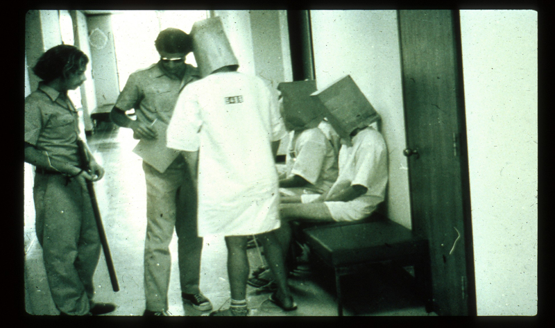 1971年由美國史丹佛大學教授菲利普．金巴多（Philip Zimbardo）實施的「史丹佛監獄實驗」結果，被歸納成知名的「路西法效應」（The Lucifer Effect）：在權力與情境相輔相成下，人性會跟著集體做出轉變，甚至平凡的人也會走上為惡之路，合理化自己所行使的暴力。（圖片來源／PrisonExp.org）