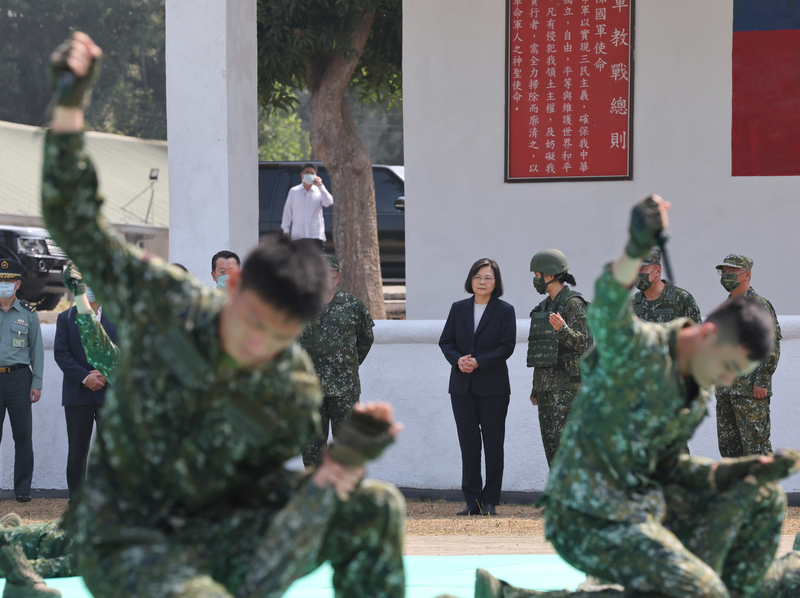 蔡英文（後右4）3月25日上午赴嘉義視導陸軍52工兵群操演綜合格鬥戰技。（攝影／中央社／王飛華）