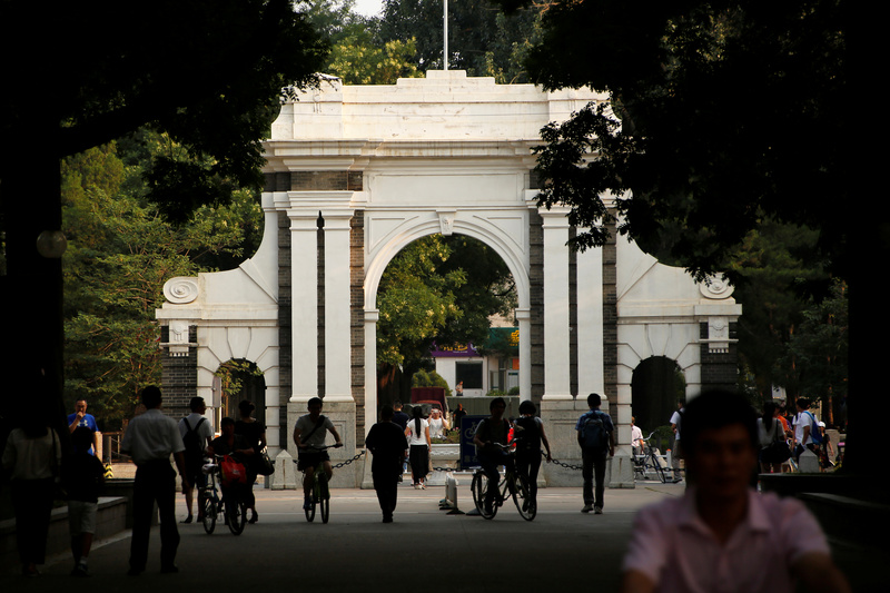 中國北京清華大學二校門內。（攝影／Thomas Peter AUNI／REUTERS）