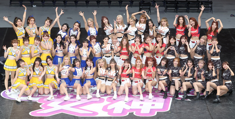 2022年12月18日晚間，集合中華職棒各球團的啦啦隊成員在台北小巨蛋共同演出「啦啦隊女神Hot Show」。（攝影／中央社）