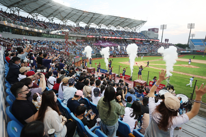 4月2日在樂天桃園棒球場進行樂天桃猿隊主場開幕戰熱鬧開場，但該場比賽場地內野草地積水狀況不佳，打到5局下，更因中外野燈柱燈光熄滅被迫暫停比賽。（攝影／中央社／張新偉）