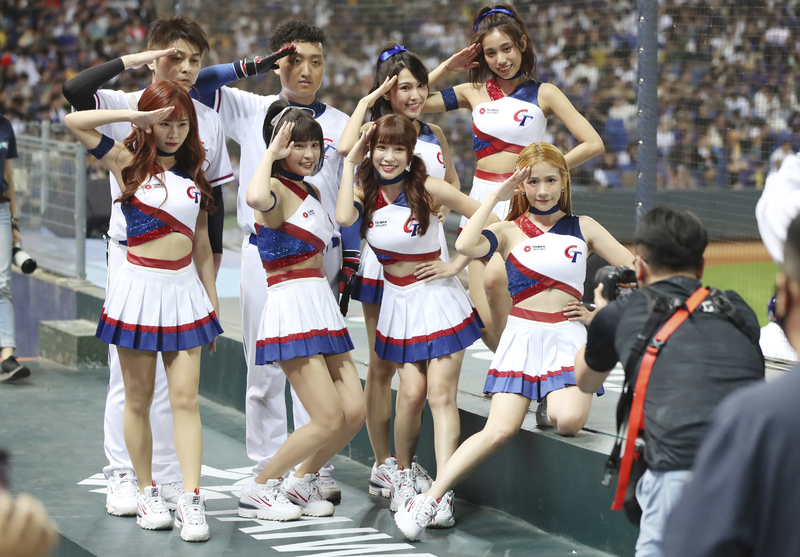台灣職棒的啦啦隊和獨特的加油文化，在世界棒球經典賽期間一度受到國際媒體的報導。圖為3月10日，在台中洲際棒球場進行的世界棒球經典賽中華隊對義大利隊賽程，由各職棒球團啦啦隊成員組成的中華隊啦啦隊在場邊合影。（攝影／The Yomiuri Shimbun via AP Images／Koki Kataoka）