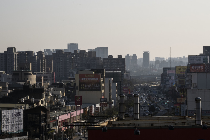 竹北市是台灣平均所得最高的地方，也是全台移入人口最多的鄉鎮市區，過去5年就有近2萬人。有龐大消費潛力的竹北，如今卻沒有足夠的服務業勞力。（攝影／楊子磊）