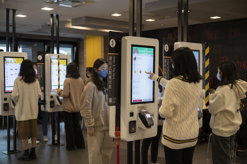 麥當勞引入自助點餐系統，以節省收銀人力。不過麥當勞人力資源部協理陳志豪說，餐飲業仍需要大量服務客人，很難完全以機器取代人力。（攝影／楊子磊）