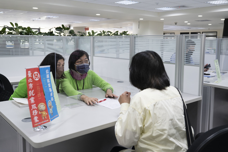 台北市就業服務處於信義區就業服務站邀請企業舉行服務業徵才活動，多數皆為中高齡求職者。（攝影／楊子磊）