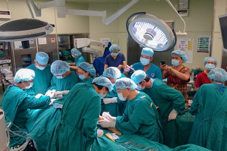 圖為台灣義診團隊2016年在越南胡志明國立口腔醫院裡主刀一場「自由皮瓣手術」。現場除了執刀醫師和護理人員，還有許多醫師在旁觀摩手術過程。（中央社／義大醫院提供）
