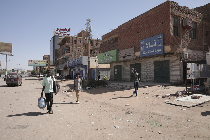 4月17日，武裝衝突仍不斷加劇，蘇丹人民陸續從喀土穆逃離。（攝影／AP Photo／Marwan Ali）