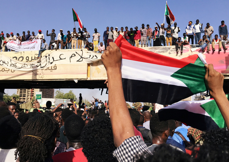 2019年4月，蘇丹人民發動全國性示威，時任總統巴席爾在民情激憤與軍隊政變的壓力下，結束在蘇丹30年的獨裁統治。（攝影／REUTERS／Stringer）