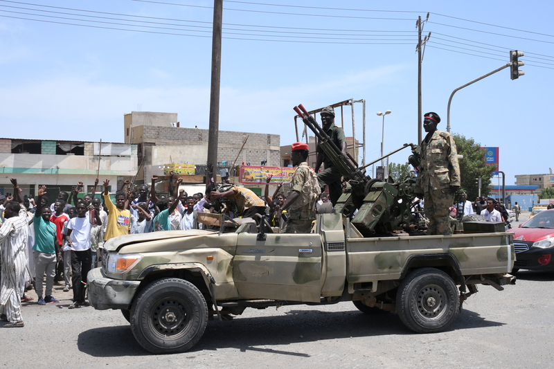 4月16日，蘇丹人民在紅海蘇丹港迎接陸軍士兵。蘇丹的軍人表示，他們已同意進行約數小時的人道主義暫停，以讓雙方疏散傷員。截至4月17日深夜為止，蘇丹全國已確認至少185人死亡，其中包括3名聯合國工作人員，引發了國際社會的強烈抗議。（圖片來源／AFP）